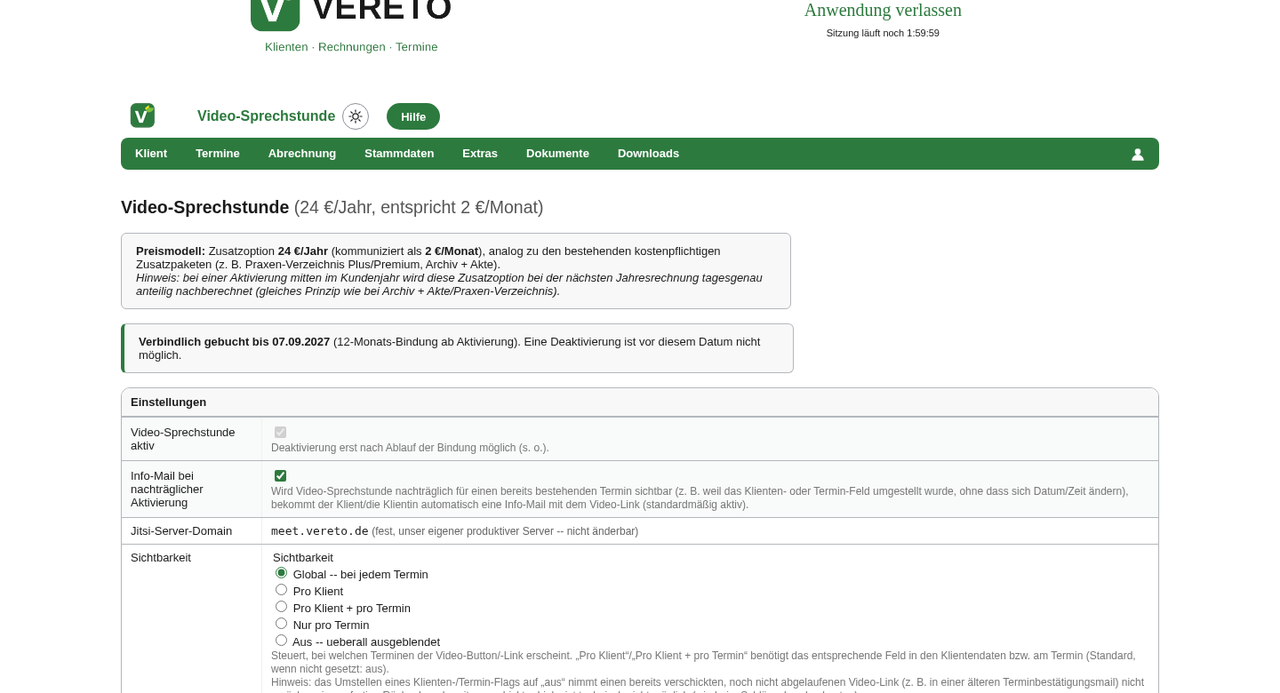 Einstellungsseite Video-Sprechstunde mit aktiviertem Schalter, Bindungshinweis, Info-Mail-Option, fester Jitsi-Server-Domain und den vier Sichtbarkeits-Stufen Global/Pro Klient/Pro Klient + pro Termin/Nur pro Termin